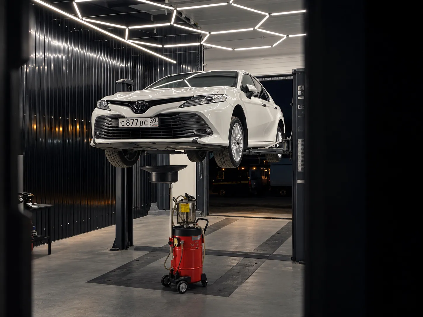 Toyota Camry 70 2.5 на подъёмнике перед аппаратной заменой масла в АКПП
